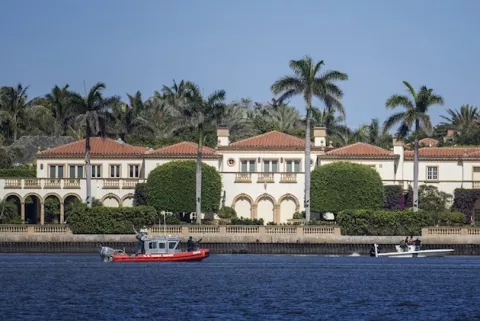 Arrestan a tres jóvenes que se colaron con fusiles en club de Trump