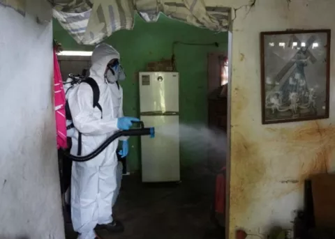 Desinfectan viviendas de personas recuperadas de la COVID-19 en David