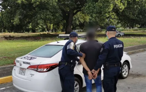 Policía Nacional decomisa siete sacos con presunta droga en la Calzada de Amador 