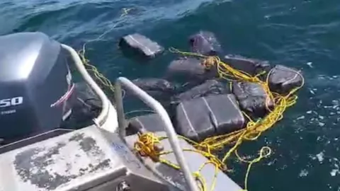Ticos decomisan casi una tonelada de droga cerca a aguas panameñas en dos embarcaciones diferentes