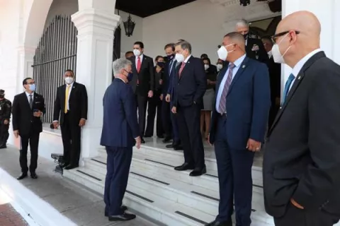 Estados Unidos amplía con Panamá cooperación en la lucha contra la COVID-19 y la corrupción