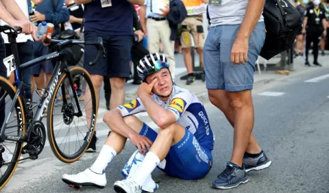 Ciclista Remco Evenepoel se fractura tras sufrir dramática caída por un barranco