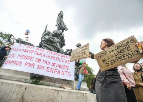 Varios cientos de personas se manifiestan en París contra el uso de máscaras