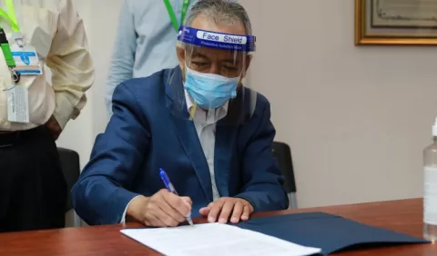 Gobierno y los gremios médicos logran acuerdo luego de dura polémica por la contratación de especialistas extranjeros