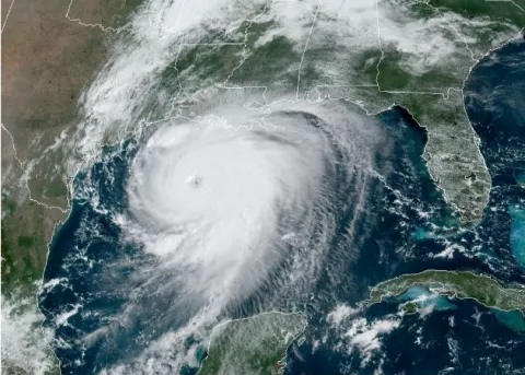Miles de personas evacúan en EE.UU. ante el "catastrófico" impacto del huracán Laura