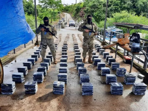 Incautan 809 paquetes de presunta droga en embarcación pesquera en Isla Ladrones en Chiriquí 