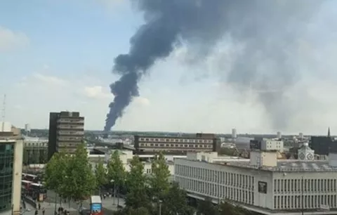 Incendio de grandes proporciones consume fábrica en Birmingham