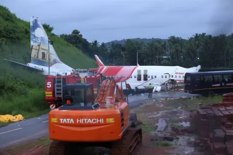 Autoridades indias elevan a 18 el número de muertos en el accidente de avión de repatriación