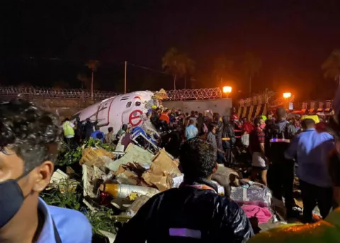 Al menos 10 muertos al salirse de la pista un avión al aterrizar en India