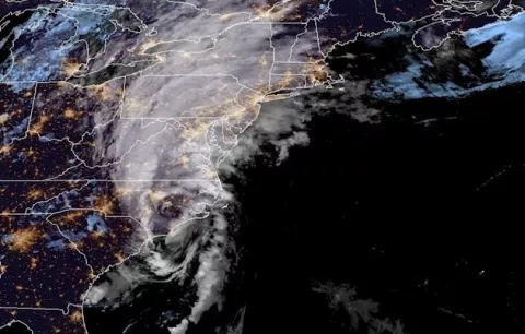 Isaías, de nuevo tormenta, se acerca a Virginia (EE.UU.) con viento y lluvia