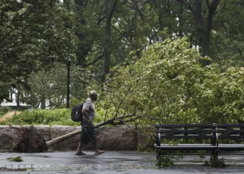Un muerto y más de un millón sin luz en el área de Nueva York por la tormenta