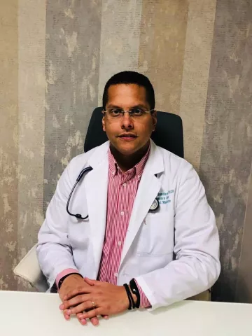 Sociedades médicas de Panamá rechazan la intención del Gobierno  de contratar médicos especialistas extranjeros 