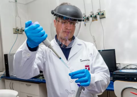 En Brasil buscan tratar la COVID-19 con aplicación rectal de ozono