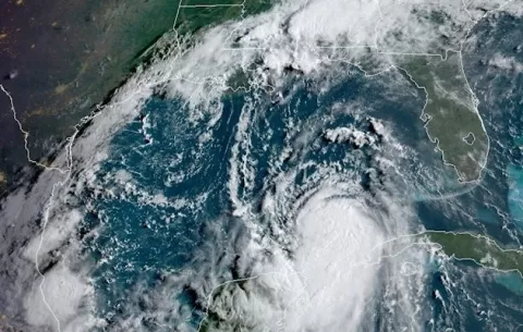 Laura ya es huracán en el Golfo de México