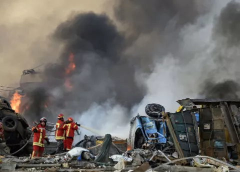 El presidente libanés moviliza al Ejército para zonas afectadas por explosión