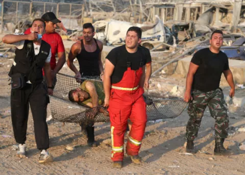 Suben a 63 muertos y 3.000 heridos por la explosión en el puerto de Beirut