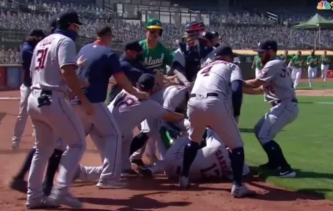 ¡Se les olvidó el distanciamiento físico! Astros y Atléticos se van a  los golpes