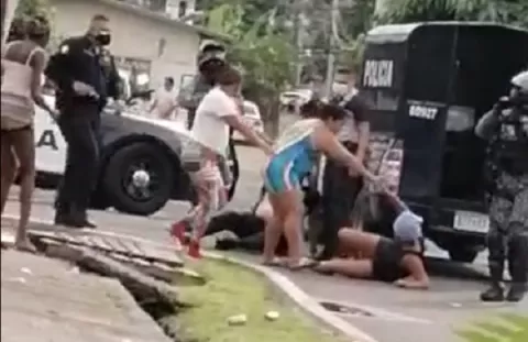 Video capta detonación de un arma de fuego y mujeres que agreden a un policía en Panamá Viejo