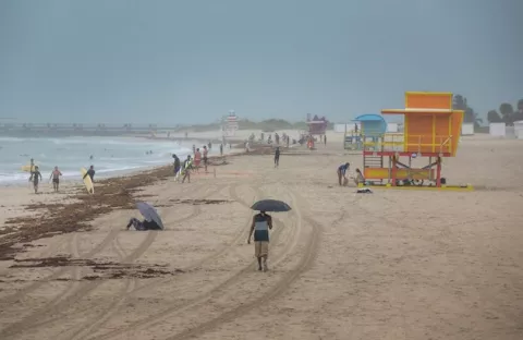 Isaías reduce su marcha antes del encuentro con la costa de Florida