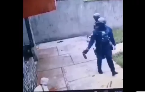 Interponen denuncia contra policías por rociar gas pimienta a un perro en Pedregal