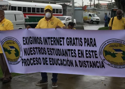 Docentes marchan en Colón por internet gratuito y convocan a un apagón virtual  