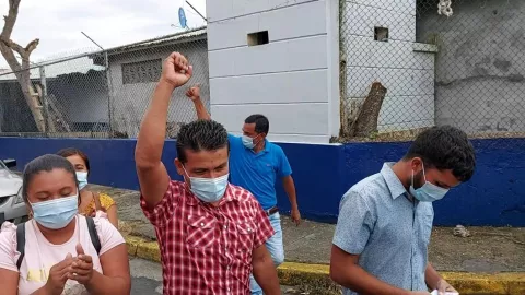 Liberan a primer detenido por masacre en Colón, dice al salir que nunca perdió la confianza en Dios