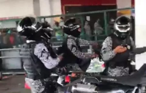 Una persona saca un arma para disparar a otra persona en un supermercado de Colón