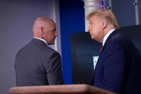 Sacan a Donald Trump de una rueda de prensa por un tiroteo junto a la Casa Blanca