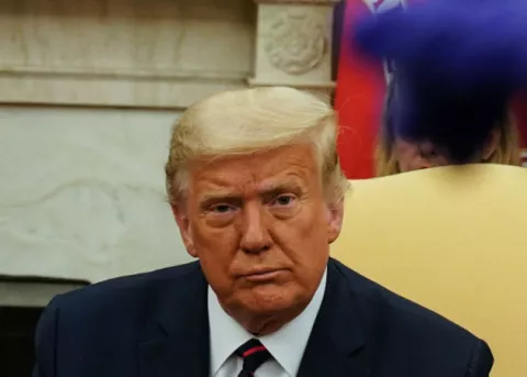Trump, "triste" por la detención de Bannon, se desmarca del proyecto privado para muro