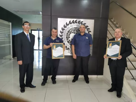 Director de la Orquesta Sinfónica de la UNACHI, recibe reconocimiento