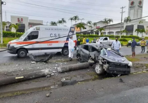 Unidad de la Policía Nacional sobrevive a aparatoso accidente de tránsito en Sabanitas de Colón