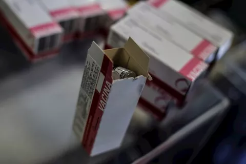 Brasil espera comenzar la producción masiva de la vacuna de Oxford en diciembre