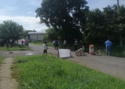 Moradores de tres barriadas de Santiago salen a protestar por la falta de agua potable