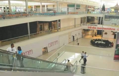 Panamá reabre aeropuertos y centros comerciales como parte de la reactivación económica en medio de la pandemia