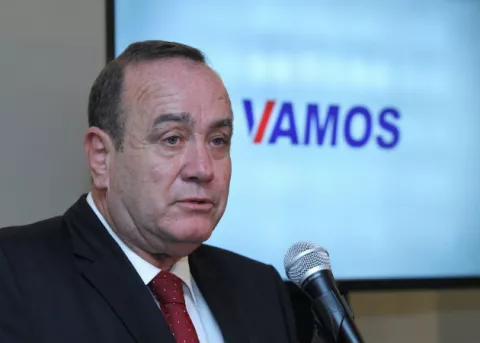 Presidente de Guatemala contrae la COVID-19 pero se encuentra estable