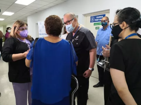 ¿Cuáles son las secuelas que puede dejar la COVID-19 y la importancia de ser tratado por un personal médico?