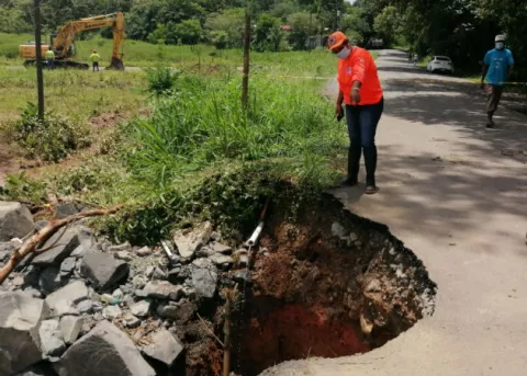 Moradores de Las Minas en Cerro Silvestre, Arraiján, piden nuevo puente vehicular 