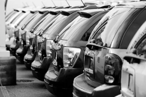 ¿Quién repara mi automóvil, si todavía está en garantía?