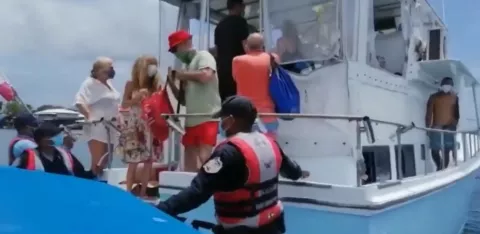 Autoridades sorprenden a 26 turistas a bordo de un velero en Isla Colón, Bocas del Toro