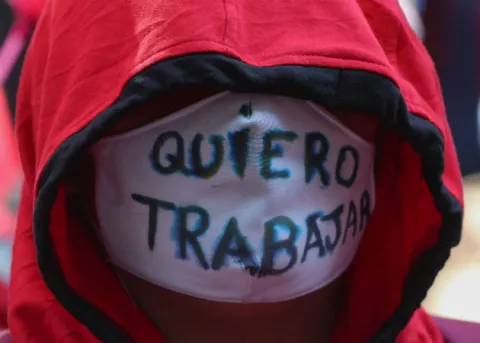 Prostitutas de La Paz pasean imagen de medalla presidencial exigiendo trabajo