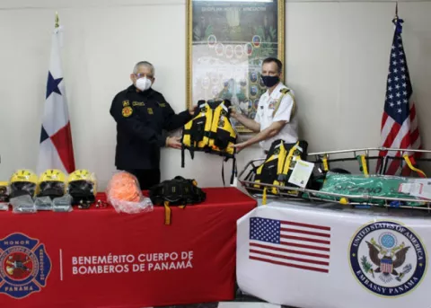 Embajada de Estados Unidos dona equipos de rescate al Cuerpo de Bomberos de Panamá