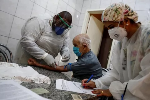 Brasil documenta caso de paciente que portó el virus activo del COVID-19 durante cinco meses