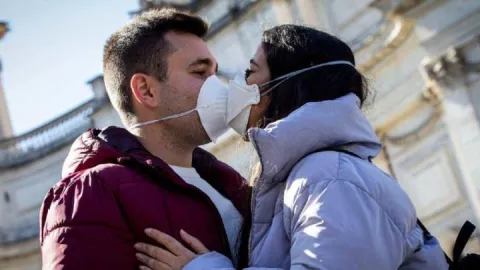 Jefa de Salud Pública de Canadá recomienda el uso de mascarillas durante las relaciones sexuales
