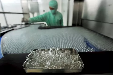 China autoriza las pruebas de la primera vacuna contra el coronavirus por espray nasal