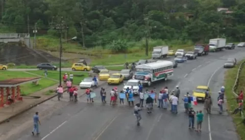 Dos grupos de desempleados protestan para exigir plazas de trabajo en Colón
