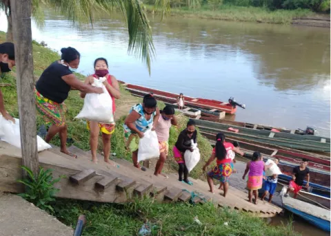 Mujeres en la comarca Emberá-Wounaan apoyan en la entrega de bolsas solidarias