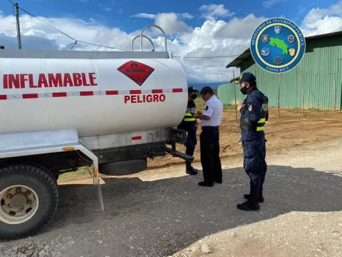 Retienen camión cargado de gasolina en Coto Brus que salió de Panamá