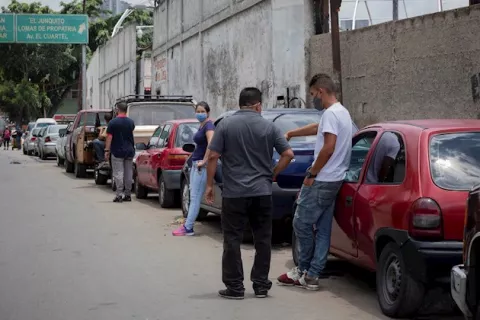 Venezuela anuncia un nuevo plan de contingencia ante la escasez de gasolina