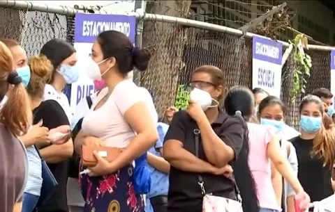 Pago de bonos impresos en las escuelas busca probar otras estrategias