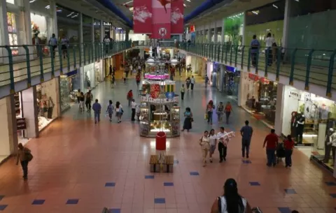 Gobierno oficializa apertura de restaurantes y centros comerciales